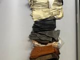 tout un tas de vêtements différents accrochés sur un réfrigérateur