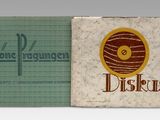 un vieux livre sur lequel figure l'image d'un disque et dont la couverture représente également un disque