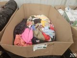 une boîte en carton remplie de vêtements posée sur une table