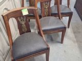 trois chaises en bois avec un revêtement gris, revêtement gris, revêtement gris, revêtement gris, revêtement gris, revêtement gris, revêtement gris, revêtement gris, revêtement gris
