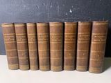 six vieux livres alignés sur une table
