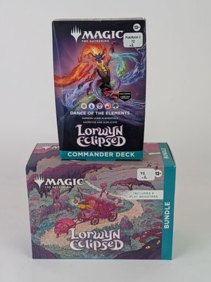 Deux boîtes de cartes « Magic : The Gathering » sont empilées l'une sur l'autre