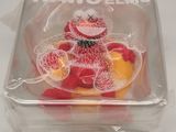 un récipient en plastique contenant un ours en peluche
