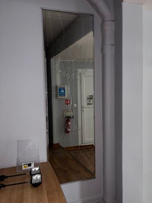 une salle de bains avec un lavabo et un miroir au mur