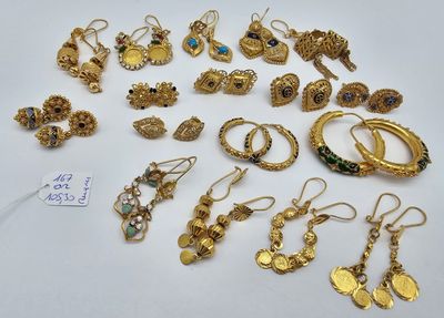 Certains bijoux en or sont posés sur la table