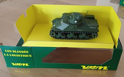 un char miniature dans une boîte posée sur une table