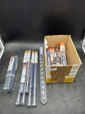 une boîte de stylos et une boîte de colle posées par terre