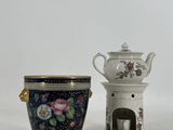 deux vases et une théière posés les uns à côté des autres