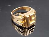 une bague en or posée sur une table