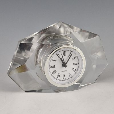une horloge en verre dont le cadran est orné de chiffres romains
