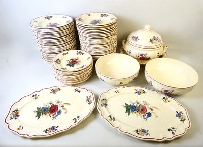 plusieurs assiettes et bols posés sur une table
