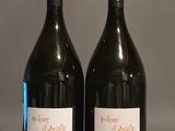 deux bouteilles de vin posées l'une à côté de l'autre sur une table