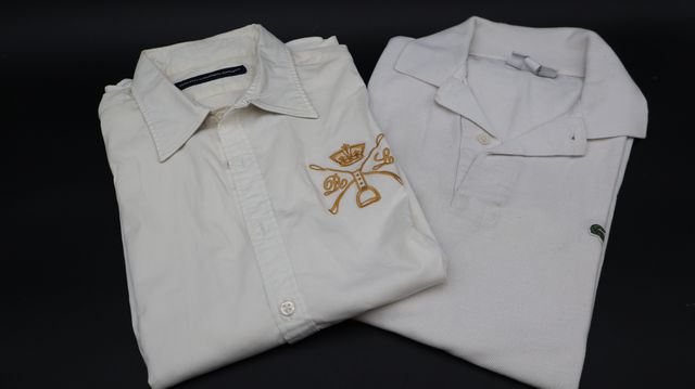 LACOSTE – Polo en coton ; RALPH LORREN – chemisier en coton. Tail...