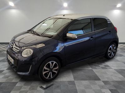la photo d'une petite voiture noire garée dans un garage