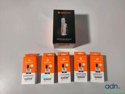 quatre boîtes de cigarettes électroniques posées les unes à côté des autres sur une table