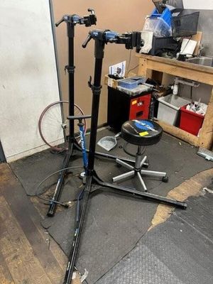 deux fûts et un tabouret dans une pièce