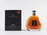 La bouteille de Camus XO se trouve à côté de la boîte.
