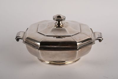 une cocotte ancienne en métal argenté, munie d'un couvercle