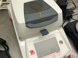 une photo d'un plan de travail de laboratoire sur lequel se trouve une balance numérique