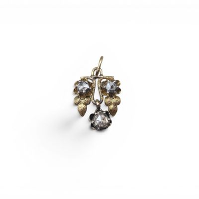 gros plan d'une paire de boucles d'oreilles sur une surface blanche