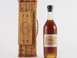 une image représentant une bouteille de whisky à côté d'un panier en osier