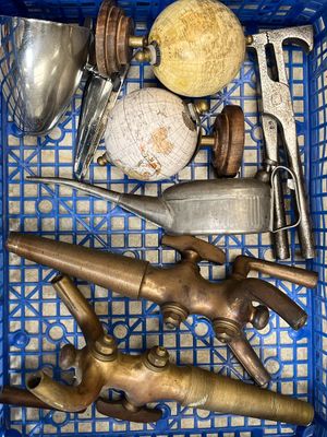 un panier bleu rempli de différents types d'outils