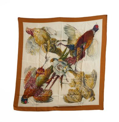 foulard en soie orné de faisans sur fond blanc