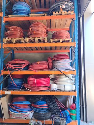 de nombreux types de fils différents sur les étagères du garage