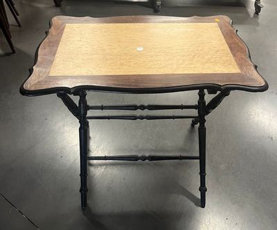 une petite table avec un plateau en bois au milieu d'une pièce