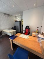 Mobilier de bureau en l'état comprenant : deux bureaux simpl… (photo 2)