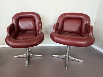 Paire de fauteuils en cuir bordeaux à assise tournante, repo…