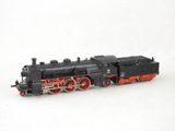 un petit train sur une surface blanche avec un fond blanc
