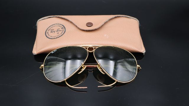 RAY-BAN – Paire de lunettes de soleil. 