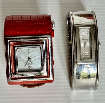deux montres assises l'une à côté de l'autre sur une table