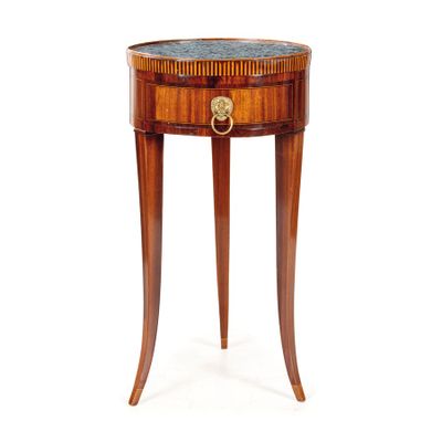 une table ronde avec un plateau en marbre et des pieds en bois