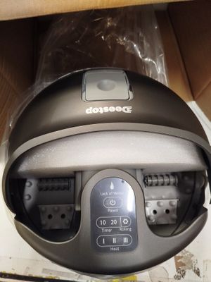 un gros plan d'une télécommande posée sur un boîtier