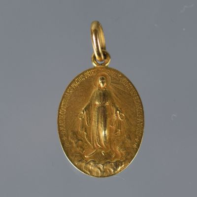 un gros plan d'une médaille d'or sur laquelle figure une femme