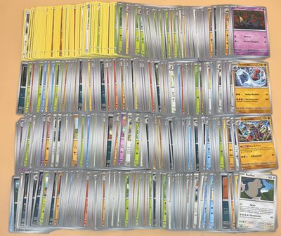 plusieurs types de cartes pokemon sur la table