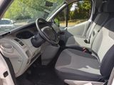 une petite voiture équipée d'un volant et d'un tableau de bord