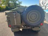 une jeep militaire garée sur le bord de la route