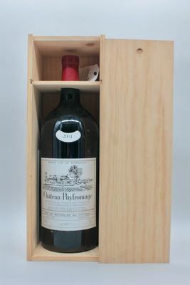 une bouteille de vin rouge dans un coffret en bois