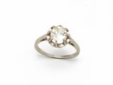 une vieille bague sertie d'un diamant taillé, montée sur une monture en or blanc