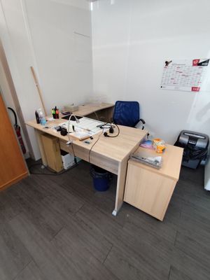 un bureau en bois avec une chaise bleue dans un coin de la pièce
