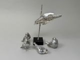 une statue en argent représentant un oiseau et trois oiseaux