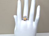 une main blanche ornée d'une bague, exposée au public
