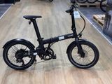 une photo d'un vélo électrique noir exposé dans un magasin