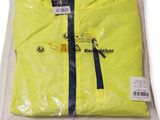 un t-shirt jaune emballé dans un sac en plastique transparent et orné d'un ruban bleu