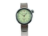 gros plan d'une montre-bracelet sur fond blanc