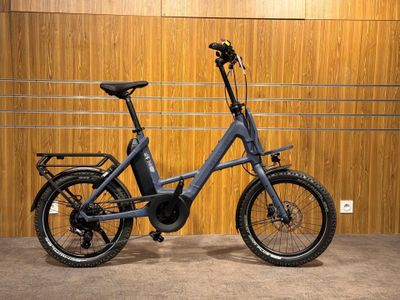 un vélo électrique garé devant un mur en bois dans un garage