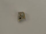 gros plan d'une bague en diamant sur une surface blanche